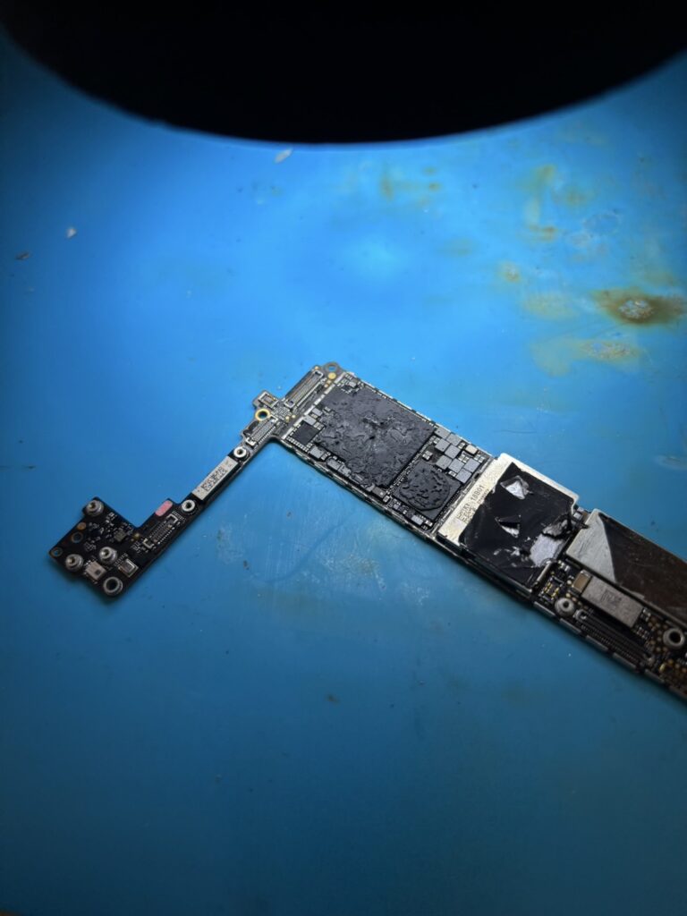 iPhone8シールドを外した様子