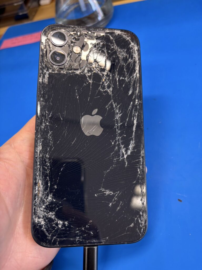 iPhone12backglassばきばき