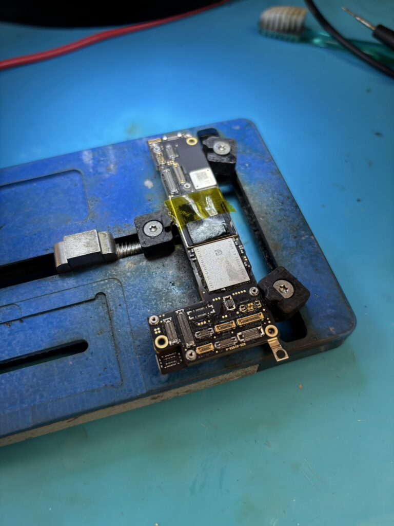 iPhone12基板固定