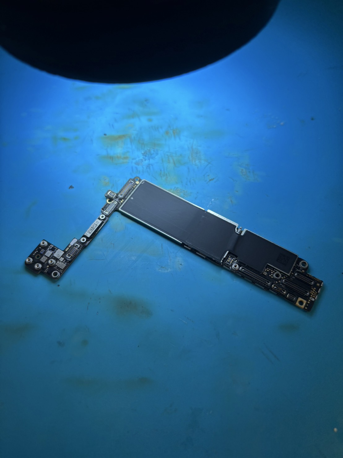 iPhone SE3基板修理実例：突然の起動不良から完全復旧まで - iPhone