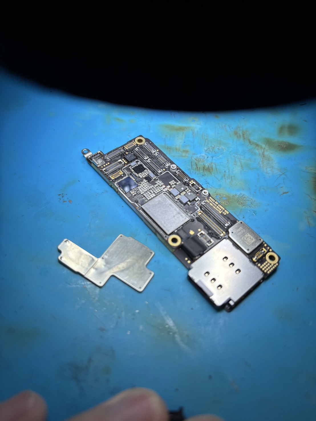 iPhone15Pro突発的起動不良の基板修理事例 - NANDチップ剥離