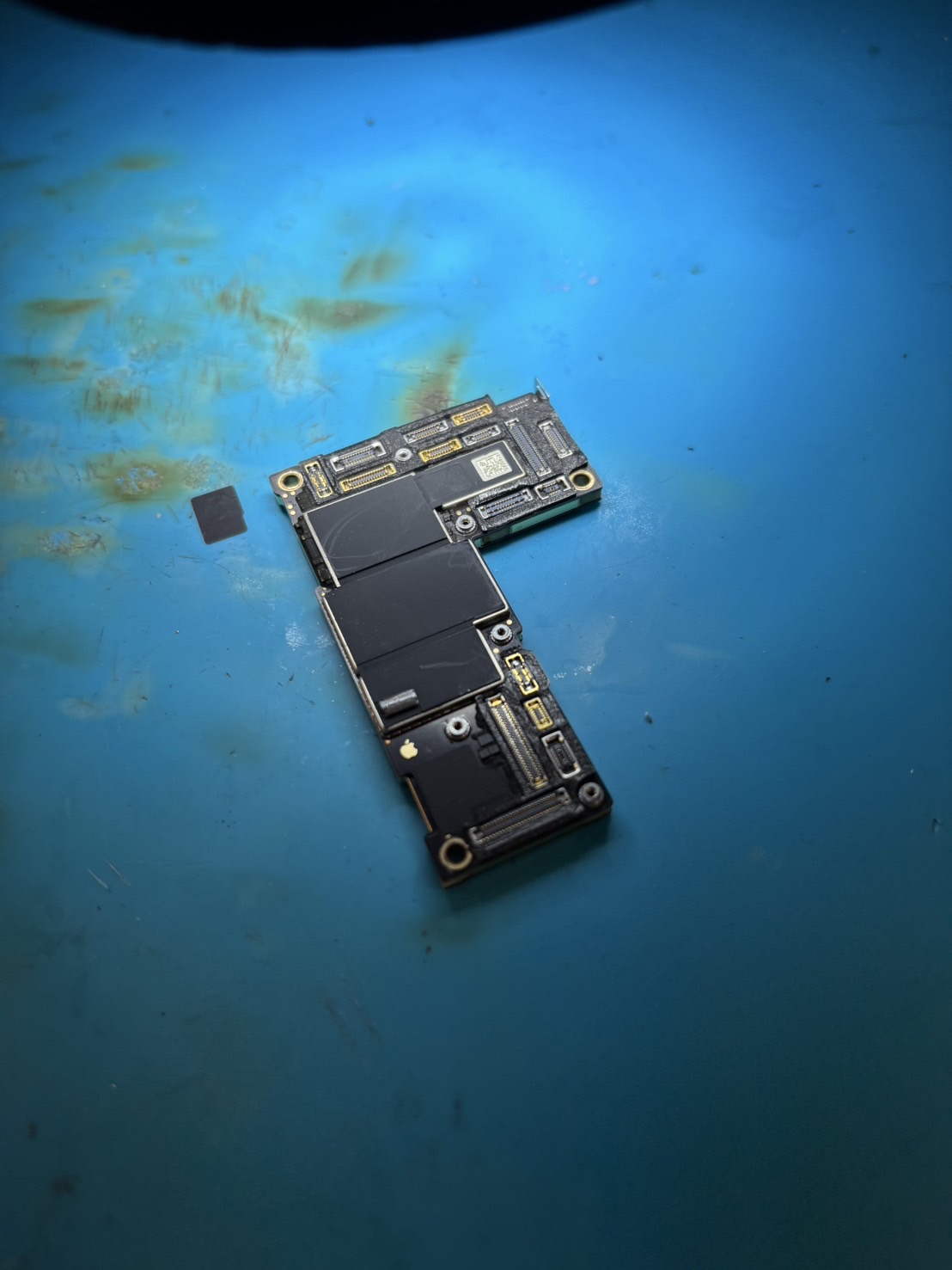 iPhone12ProMax突発的起動不良の基板修理事例 - データ復旧成功への