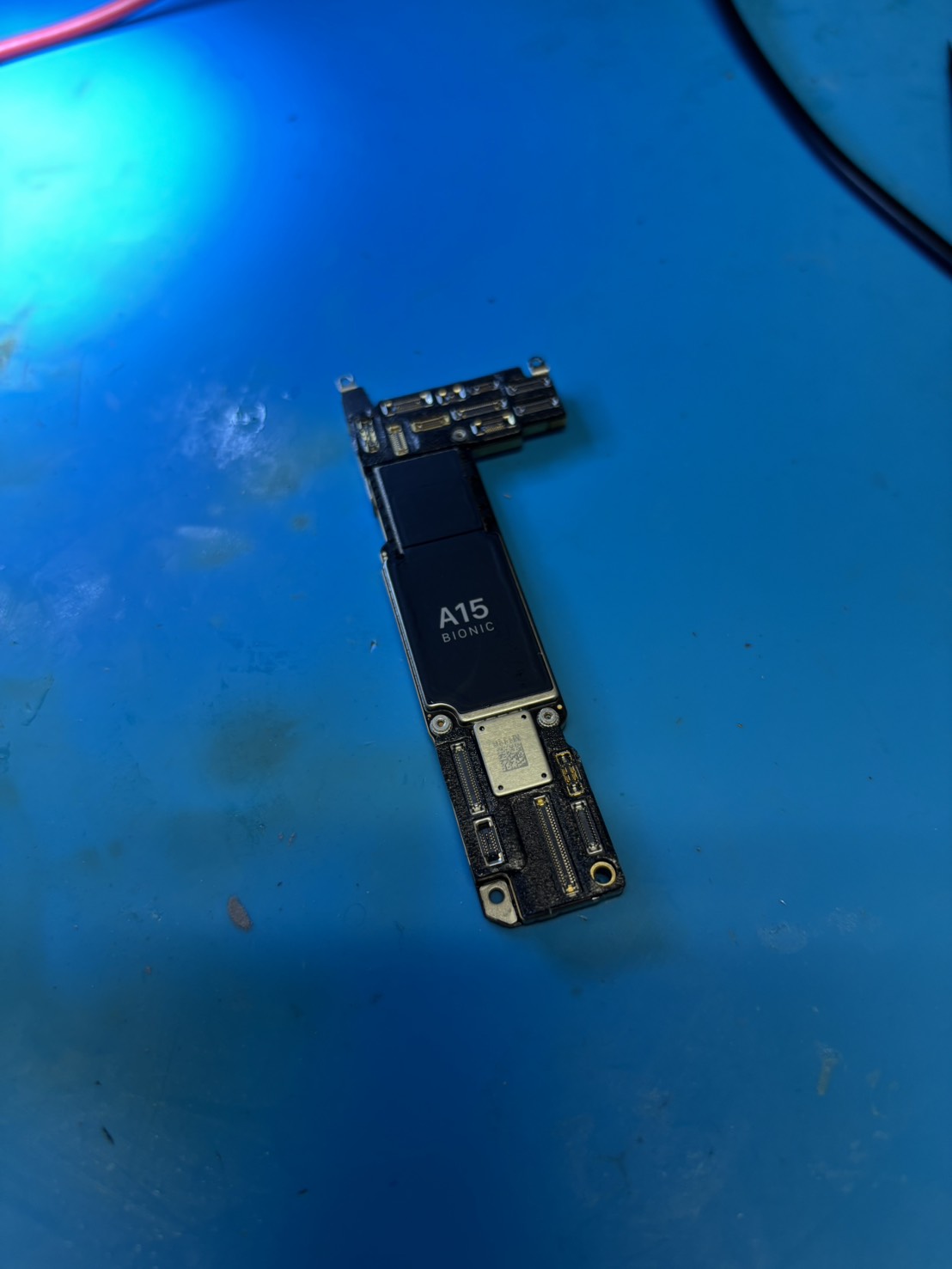 iPhone13突然の起動不良から大切なデータを救出！基板修理の現場