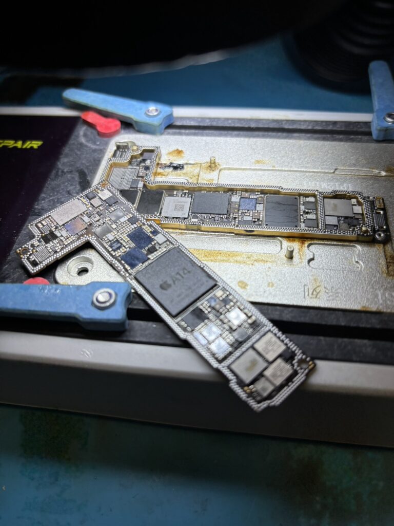 iPhone12基板修理