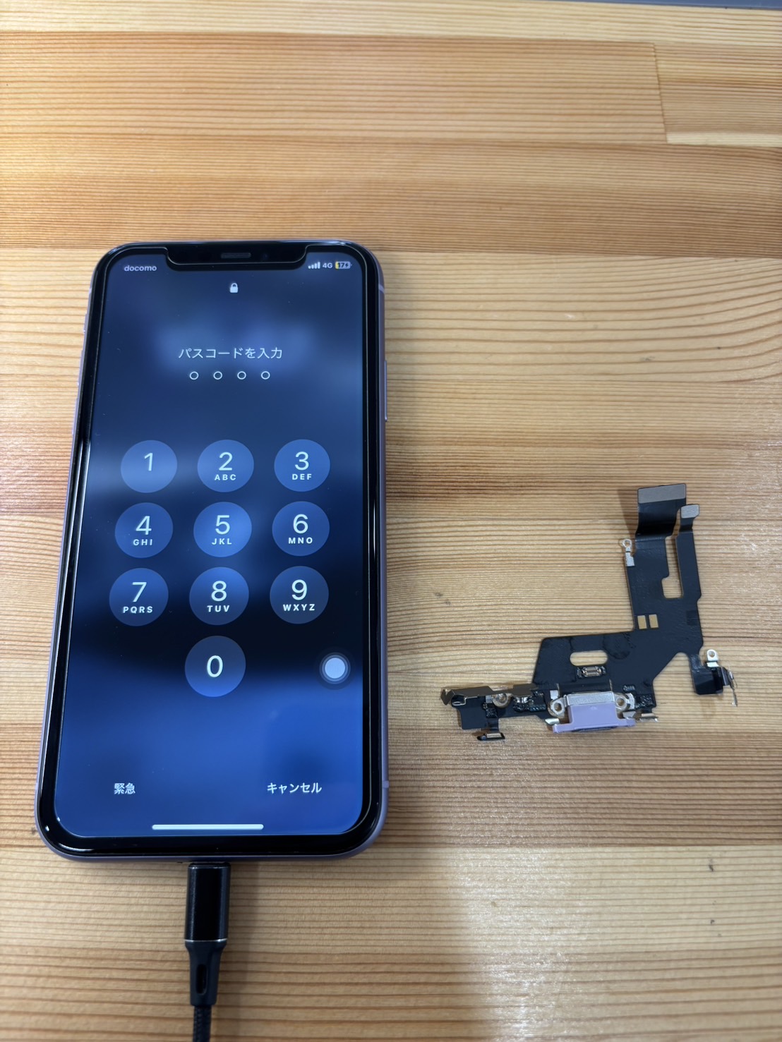 iPhoneの充電口交換の作業
