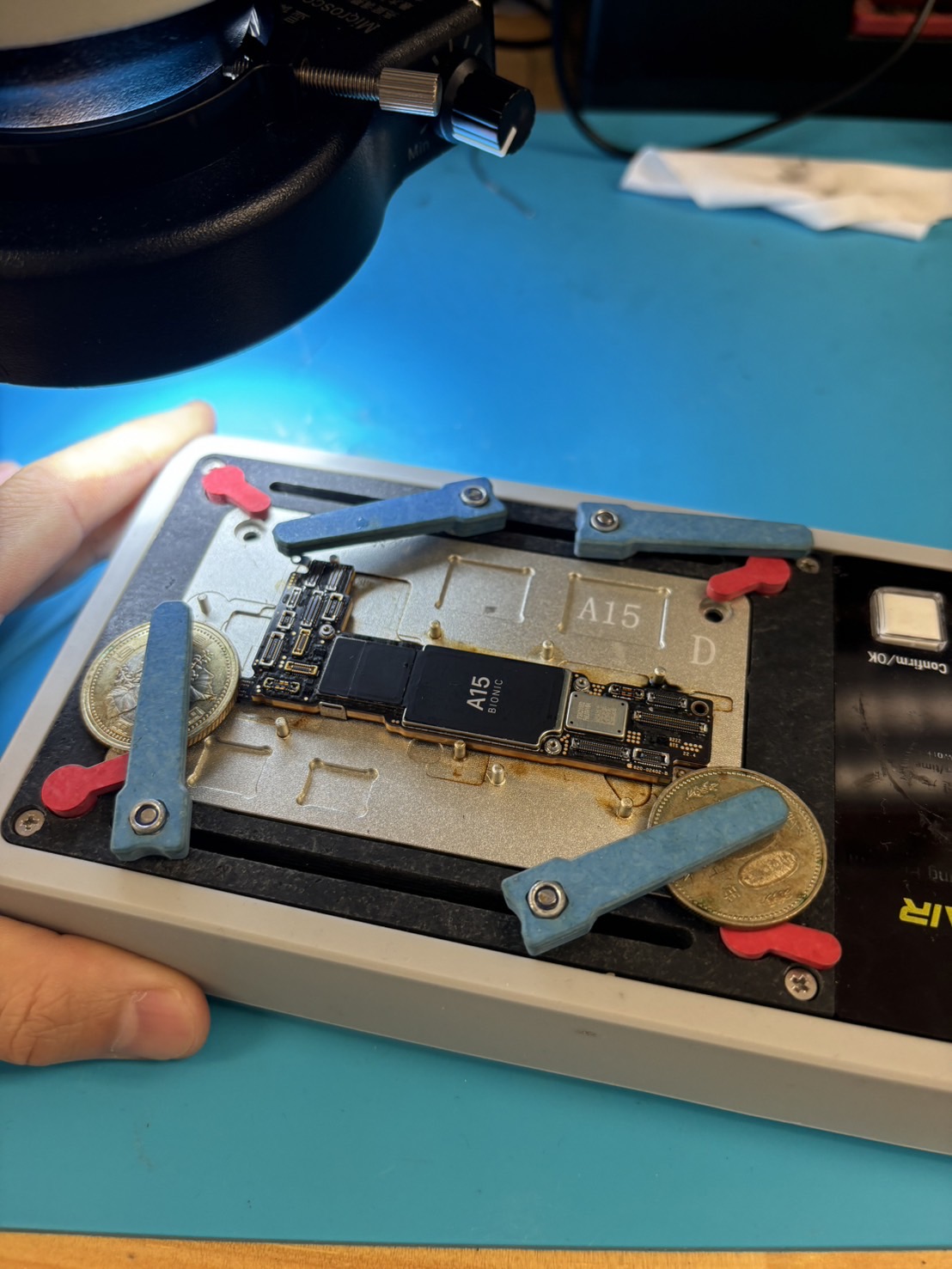 iPhone基板を固定して作業