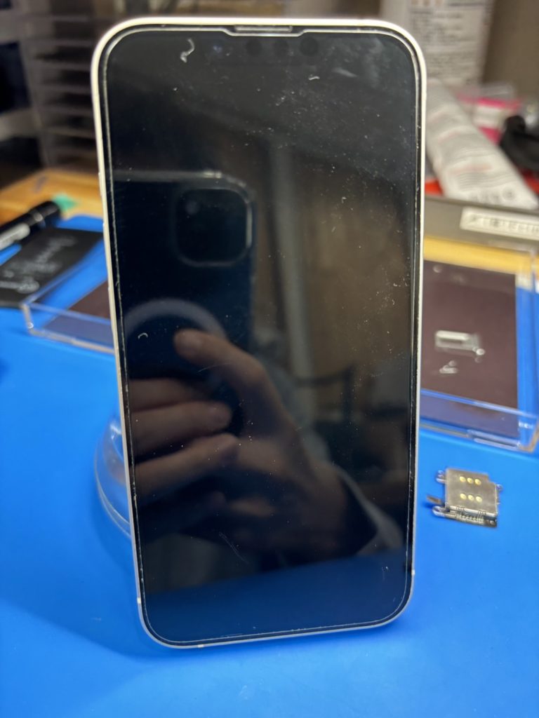 iPhone 13 画面が真っ暗の状態