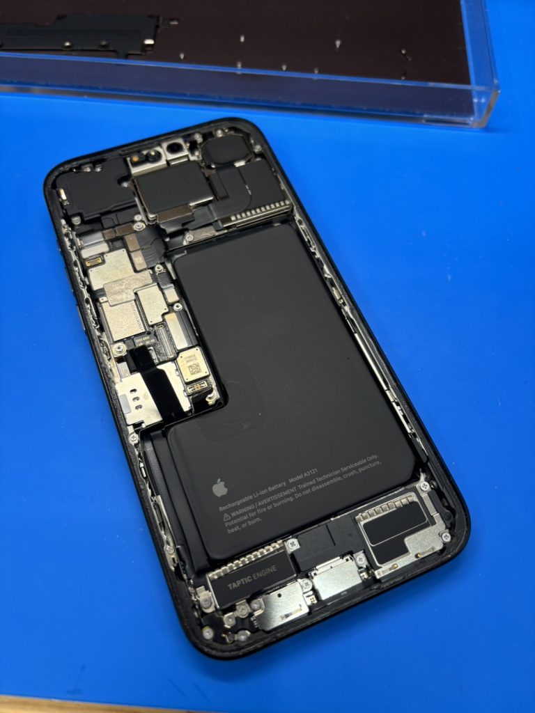 iPhone 15 Pro 分解した状態