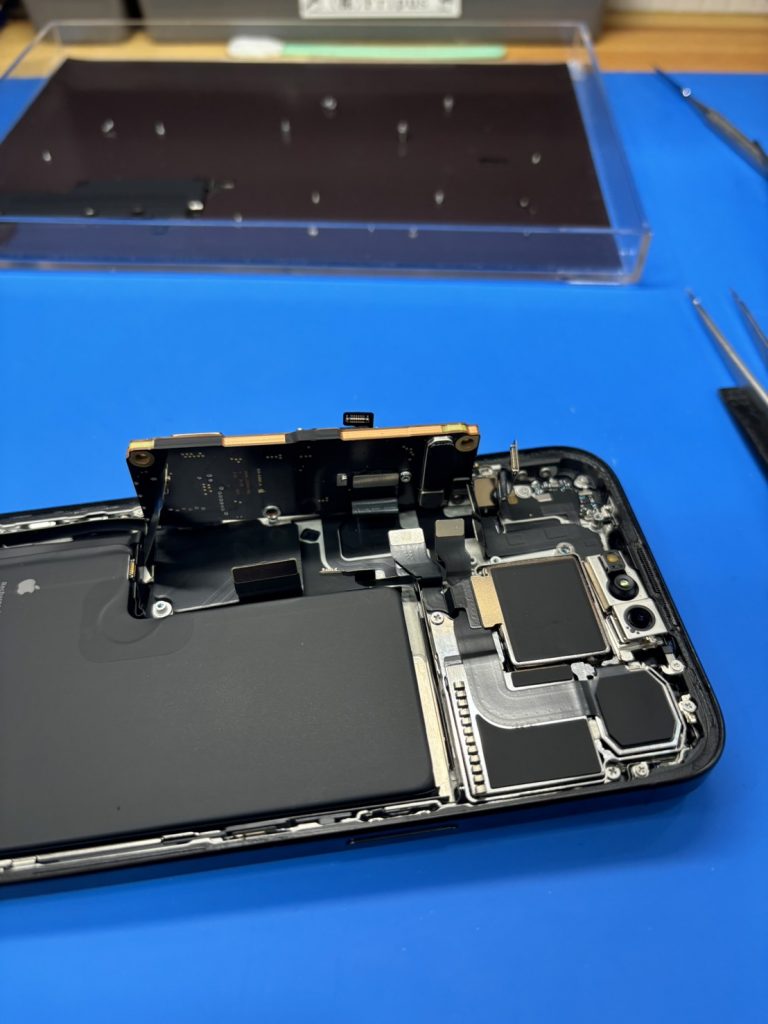 iPhone 15 Pro 基板の取り出し