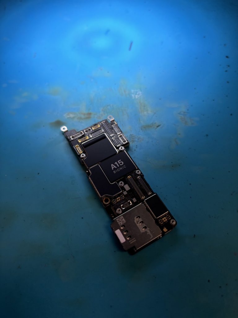iPhone13Pro 起動不良ご依頼「iPhone基板修理」