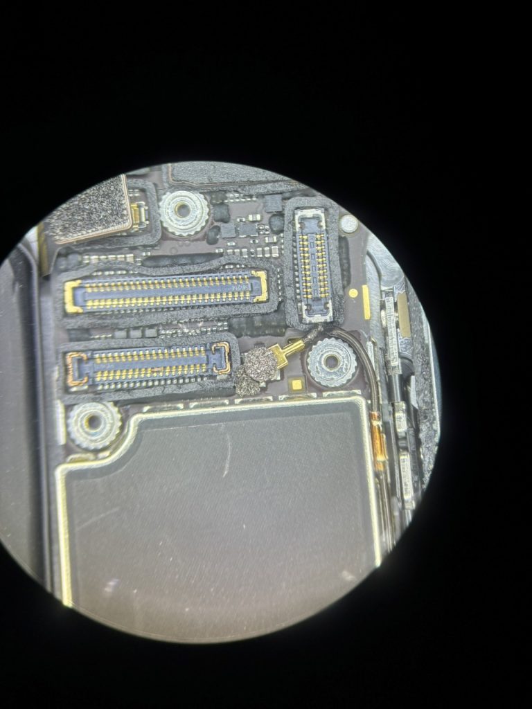 iPhone 6s Plus 顕微鏡で見た基板の傷