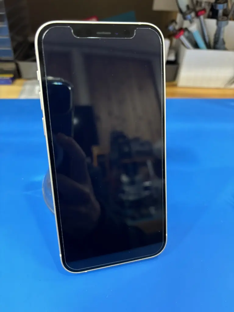 iPhone 12 電源が入らない｜二層基板を分離して故障箇所を修理（基板修理）