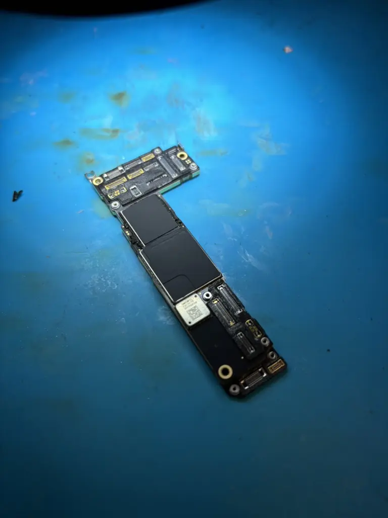 iPhone 12 電源が入らない｜二層基板を分離して故障箇所を修理（基板修理）