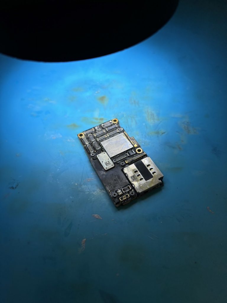 iPhone 11 Pro 腐食したメイン基板