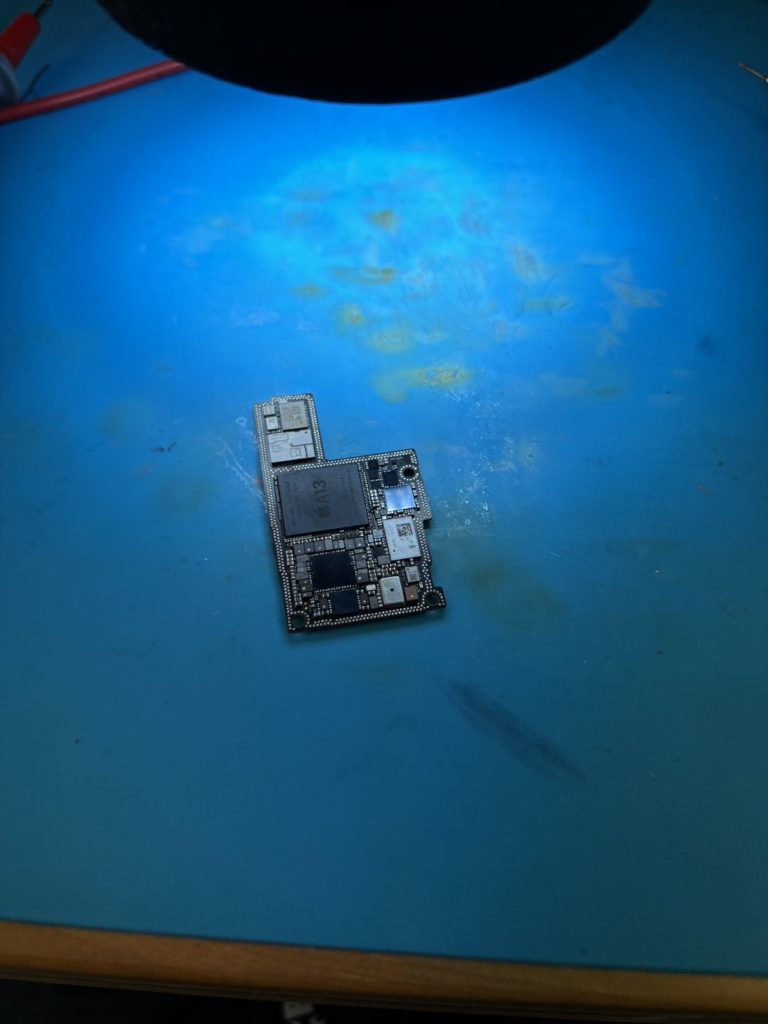 iPhone 11 Pro 上の基板の腐食