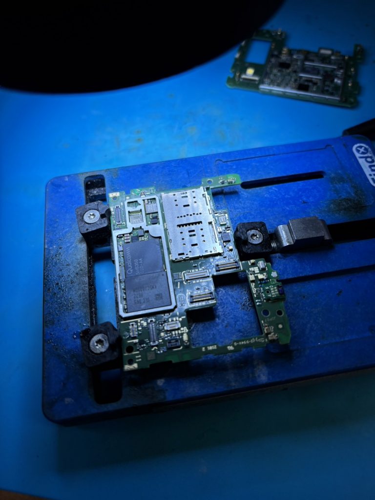 AQUOS sense5G 基板を固定