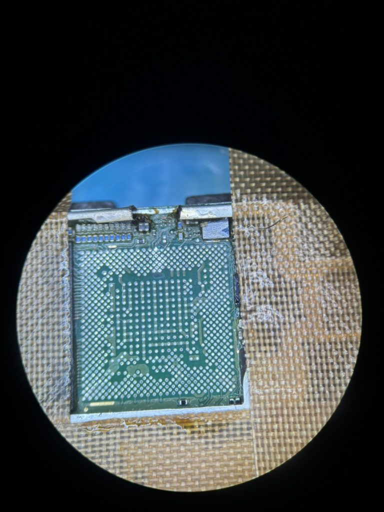 AQUOS sense5G CPUを取り外した基板