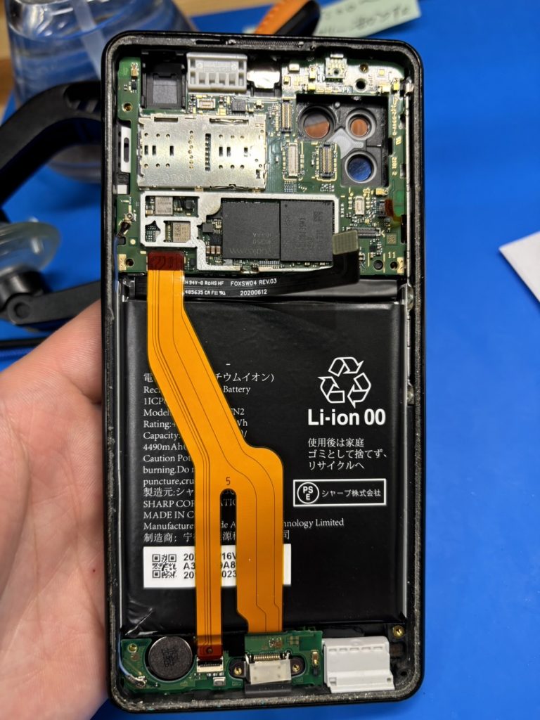AQUOS sense5G メイン基板を本体に戻した状態
