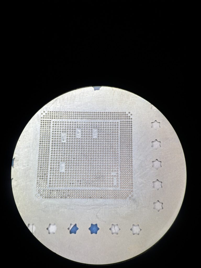 iPad CPUにステンシルを載せた状態