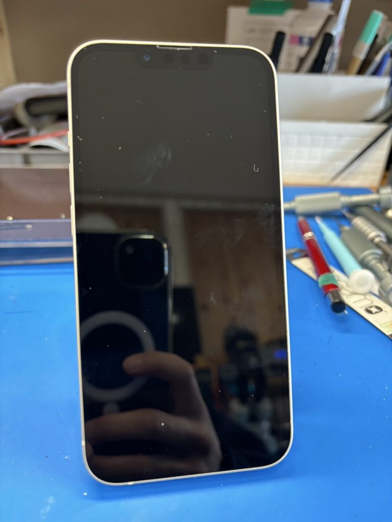 iPhone 13 充電器をさしても反応がない状態