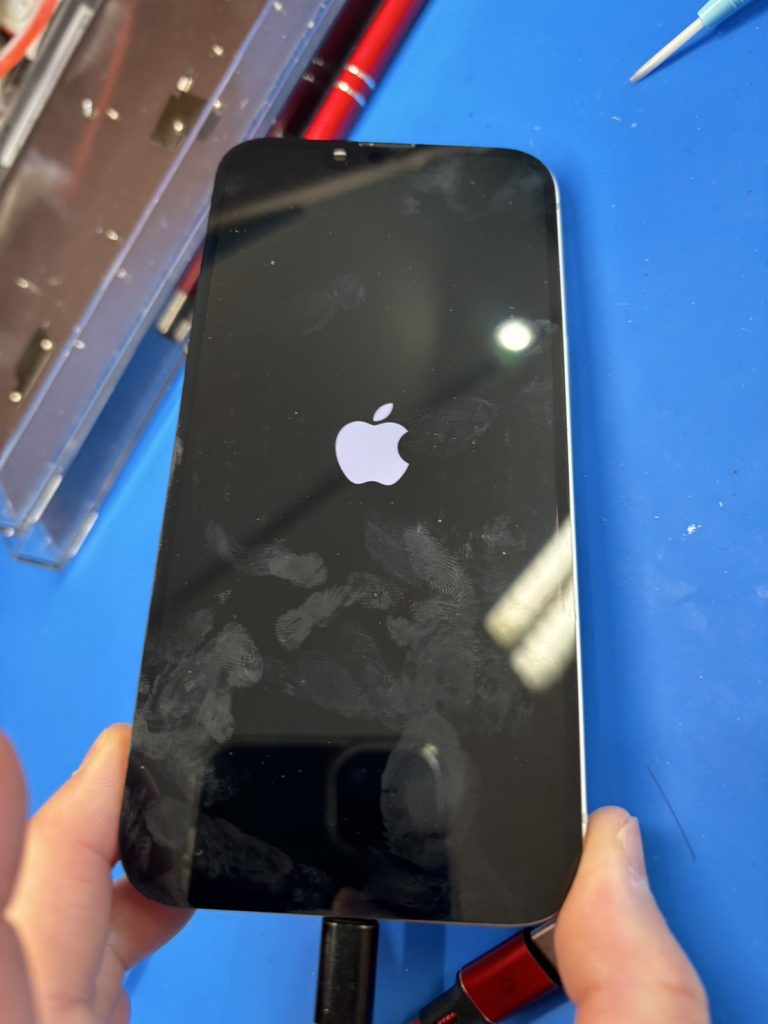 iPhone 13 起動時のロゴ表示