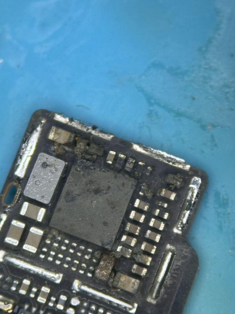 iPad Pro 11インチ 第2世代 水没で腐食した基板