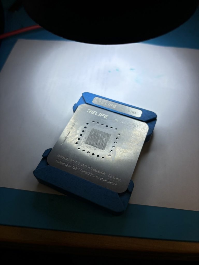 CPUのはんだボールを作り直す作業
