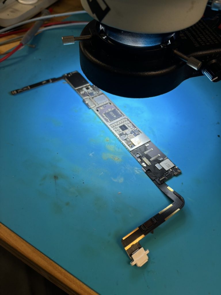 iPad7バックライト切れ「iPad基板修理」