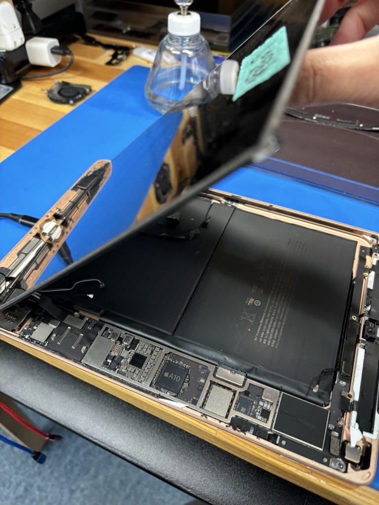 iPad 第7世代 基板を戻して動作確認