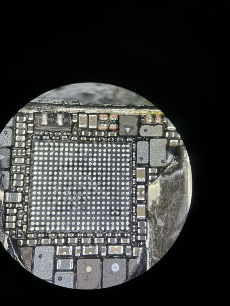 iPhone12電源ic取り外した状態