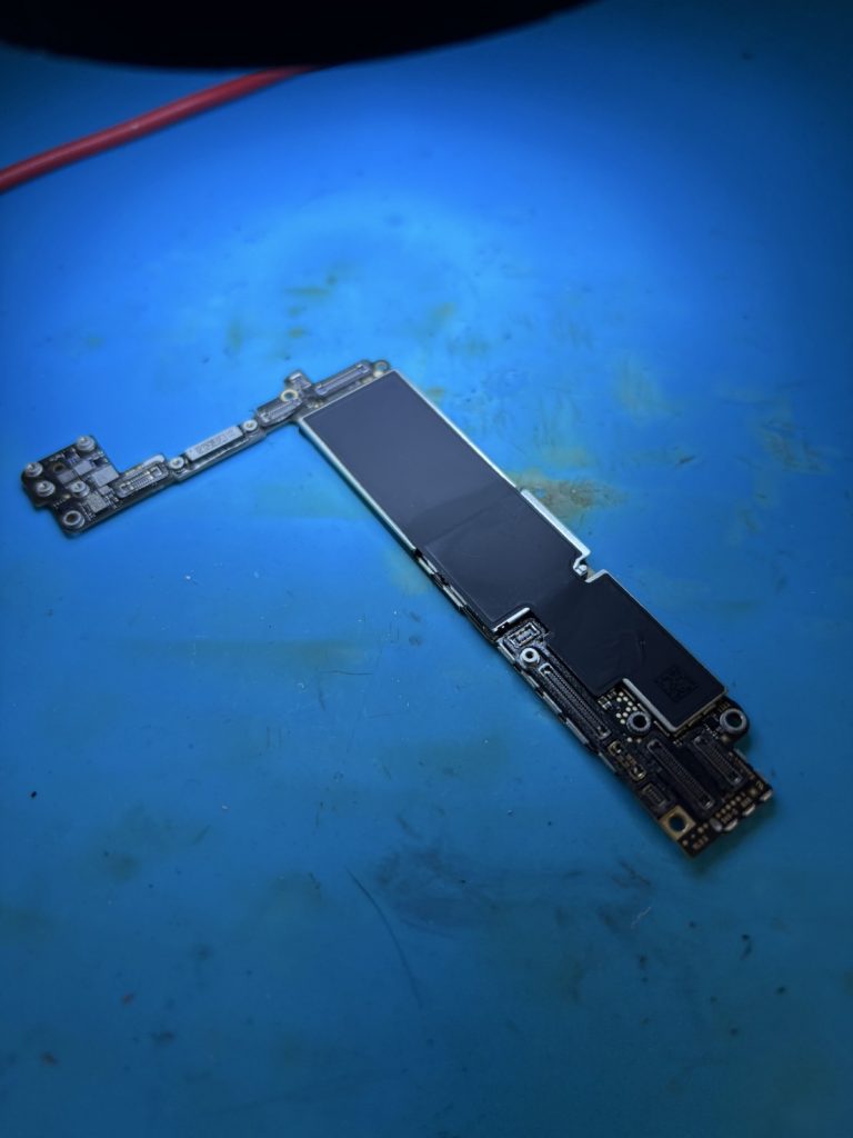 iPhoneSE3起動不良「iPhone基板修理」