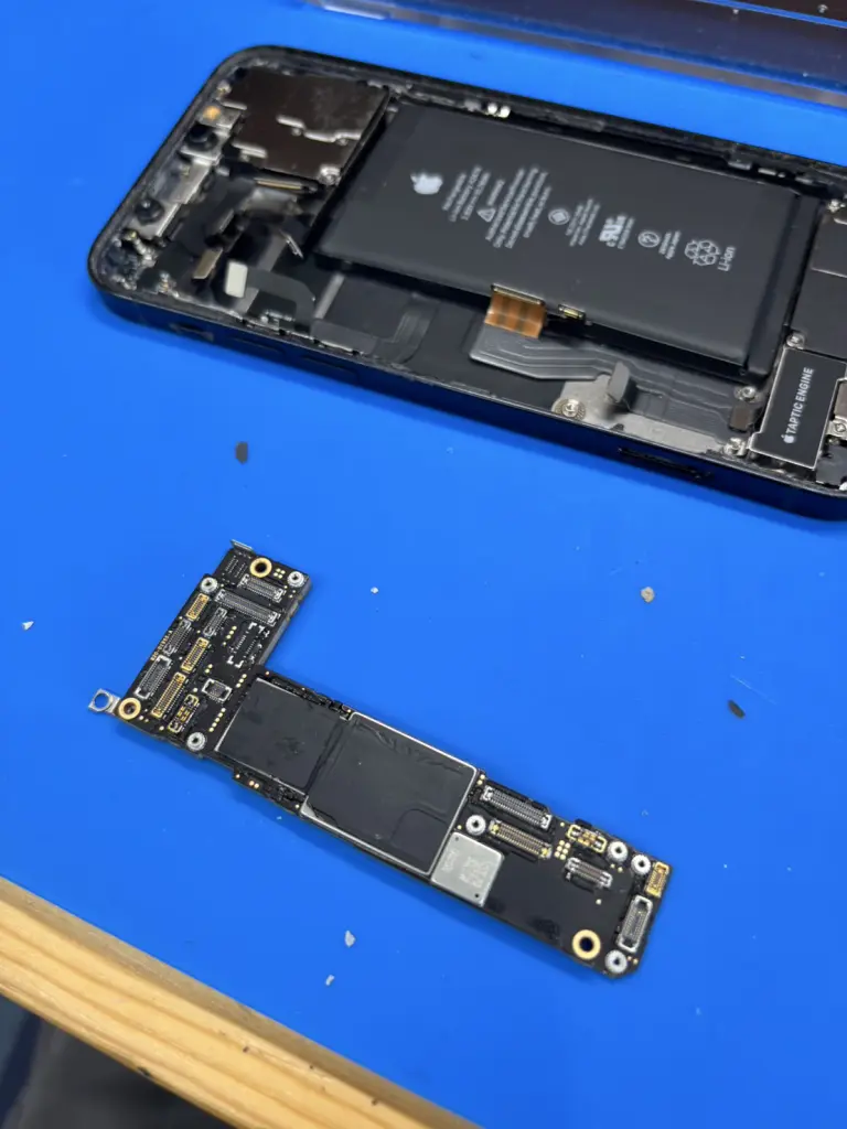 iPhone 12 Wi-Fi・Bluetoothがグレーアウト｜上下基板の剥離を修復