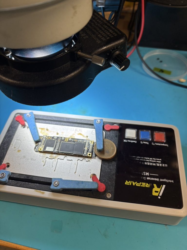 iPhone 11 基板の分離作業