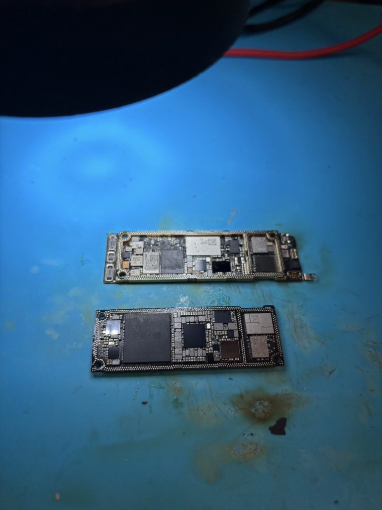 iPhone 11 分離した上下の基板