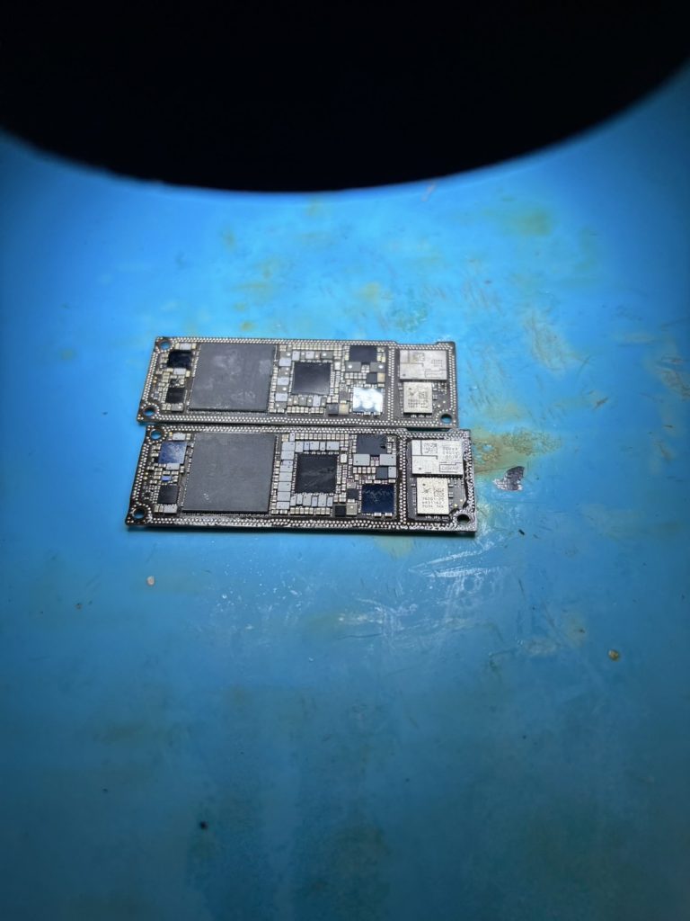 iPhone 11 比較用の正常な基板