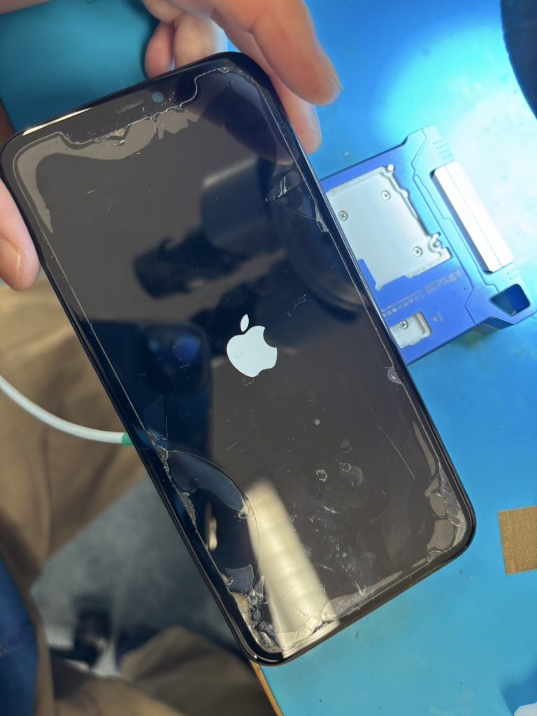 iPhone 11 起動時のロゴ表示