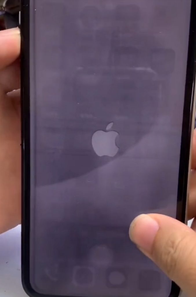 iPhone 11 白黒で表示された画面