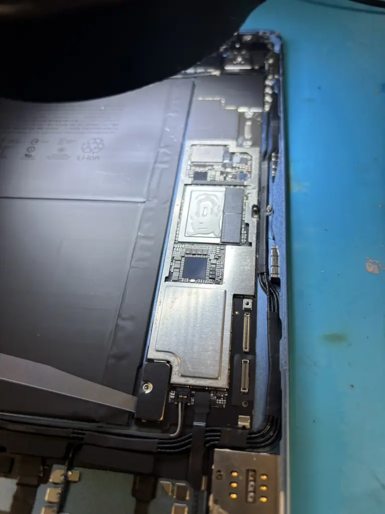 iPad Air 第5世代 水没で起動しない・充電できない｜腐食修理と充電口交換