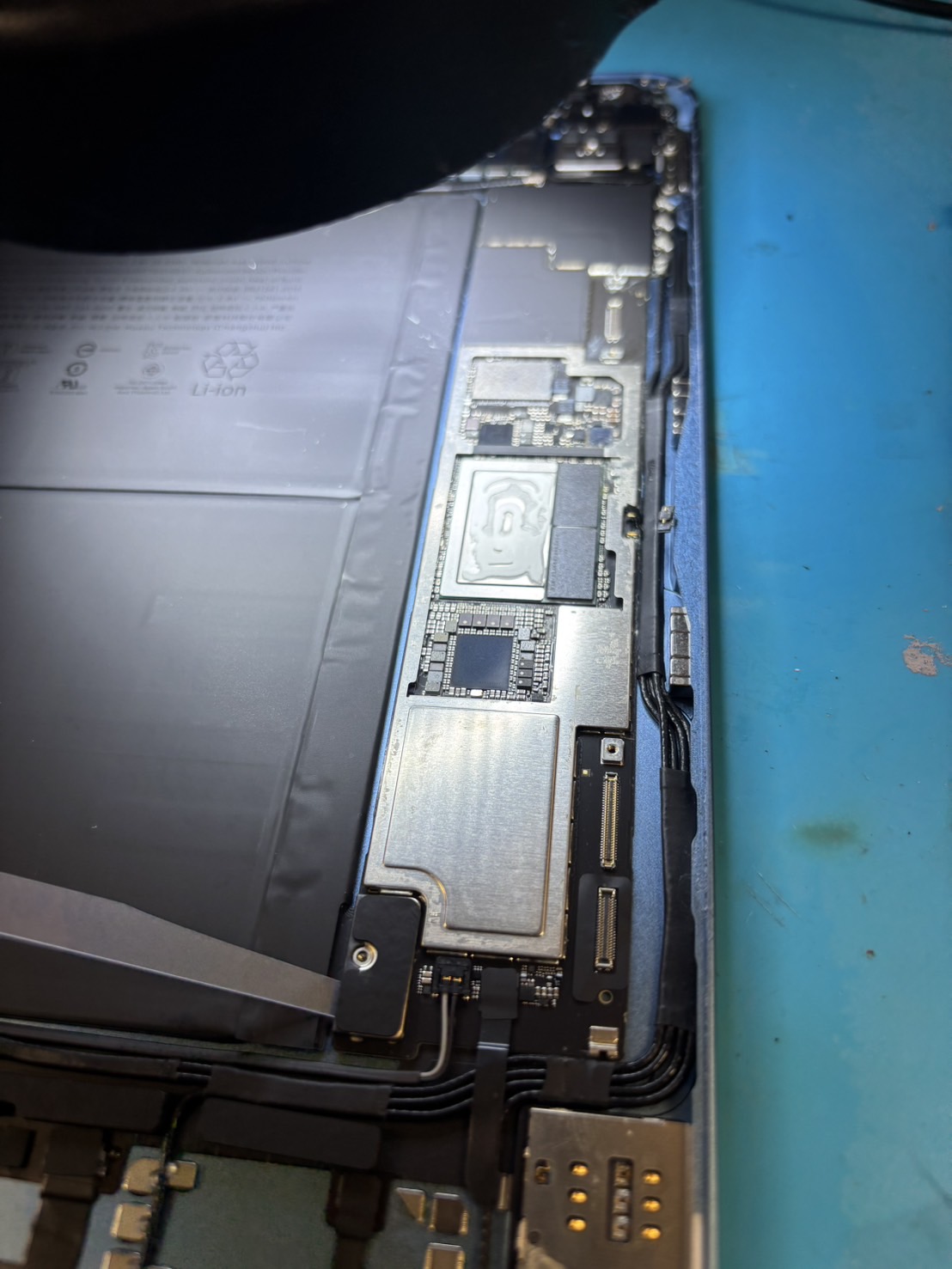 iPad Air 第5世代 水没で起動しない・充電できない｜腐食修理と充電口交換