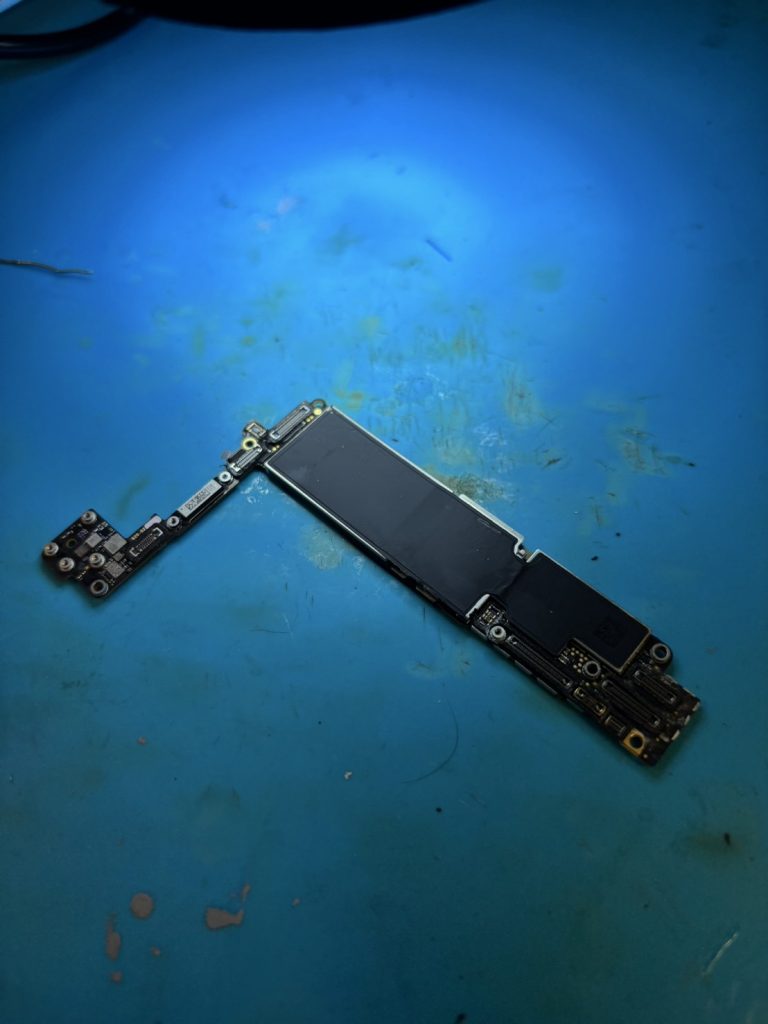 iPhoneSE3 基板修理事例 – 水没による腐食からのデータ復旧成功