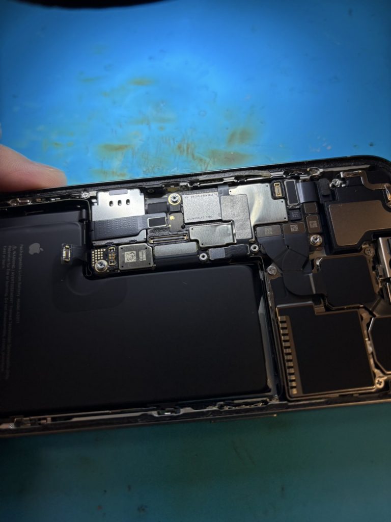 iPhone 15 Pro 分解前の状態