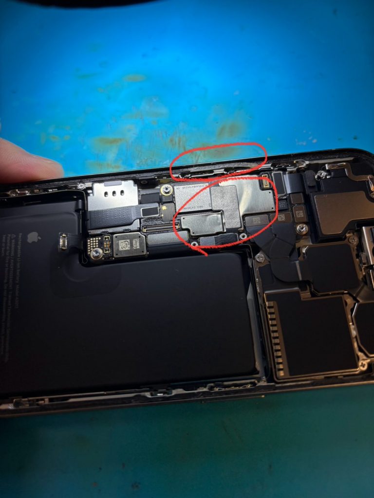 iPhone 15 Pro フレームに残っていた画面の破片