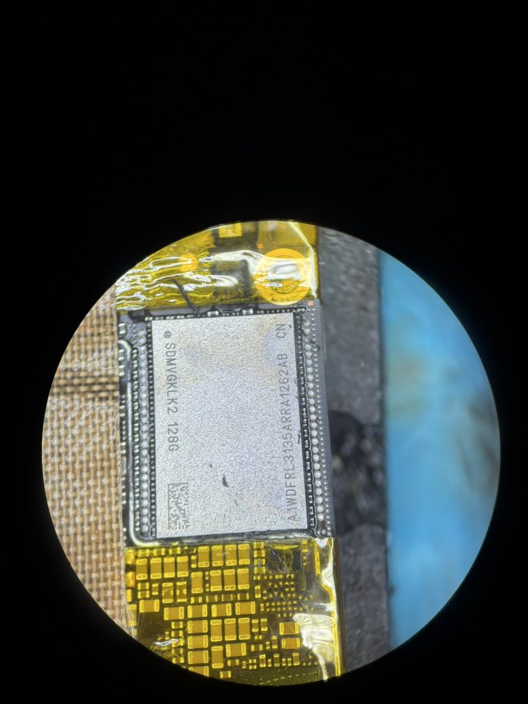 iPhone 15 Pro NANDチップ周辺の養生