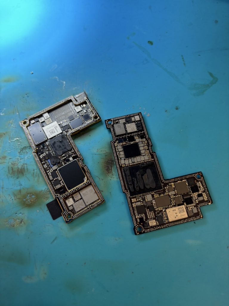 iPhone 12 Pro Max 上下に分離した基板