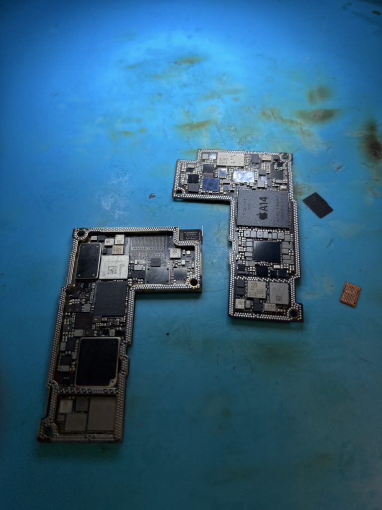 iPhone 12 Pro Max チップ交換後の基板