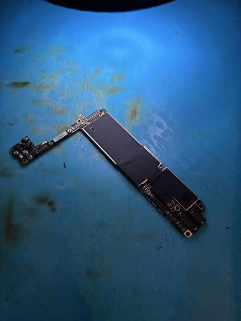 iPhoneSE2の突発的起動不良：基板修理によるデータ復旧事例