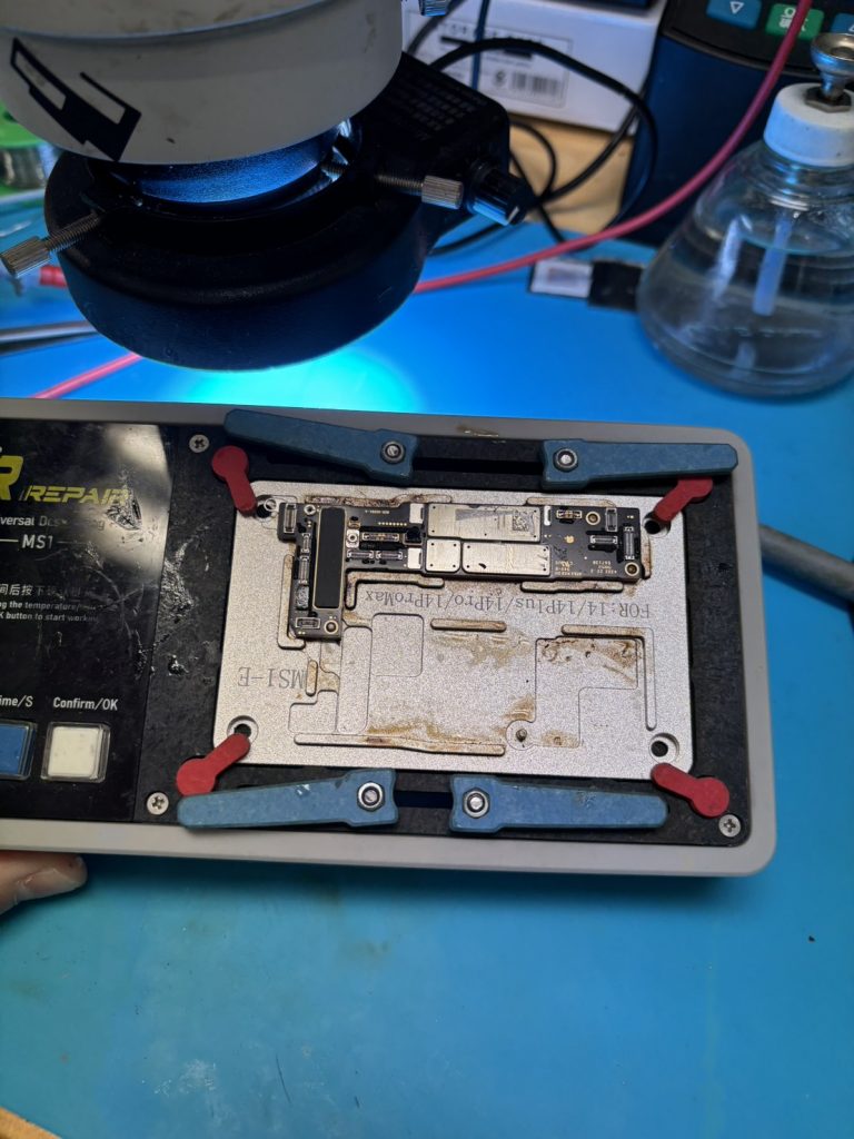 iPhone 14 基板の分離作業