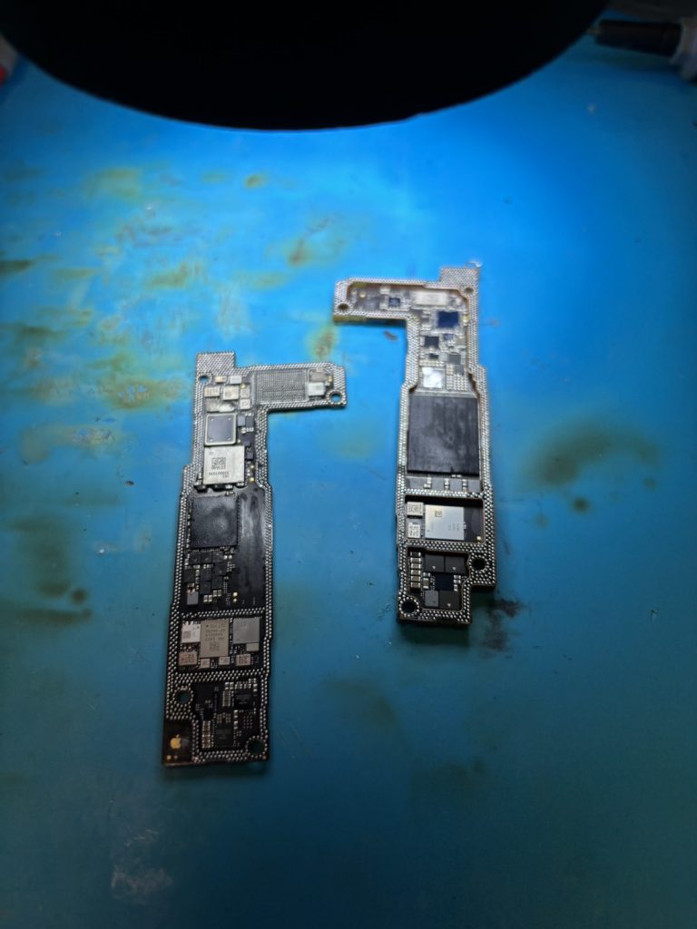 iPhone 14 分離した上下の基板