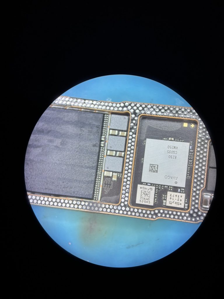 iPhone 14 CPU付近のコンデンサ