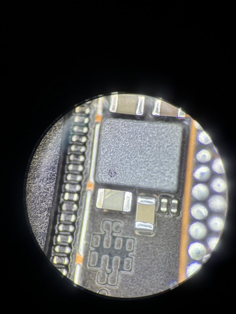 iPhone 14 割れていたコンデンサ